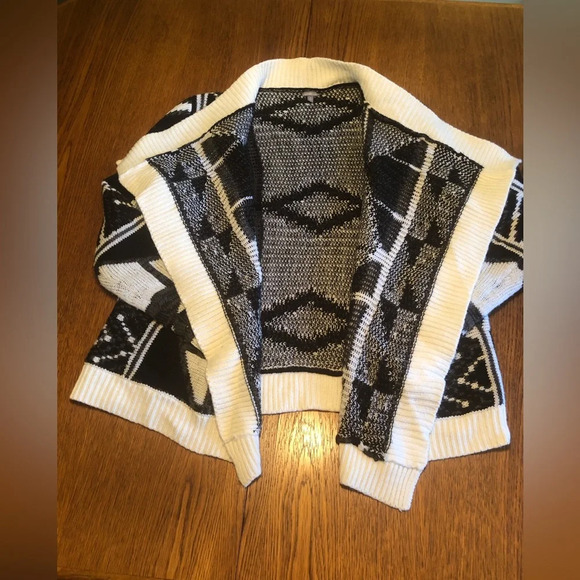 Charlotte Russe Geometric Cardigan - Picture 3 of 11